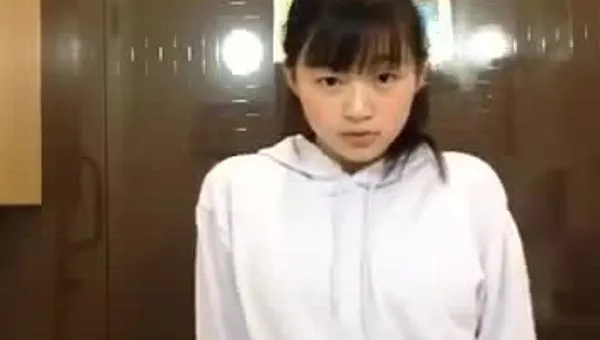 初中小妹妹跑到卫生间里抠穴